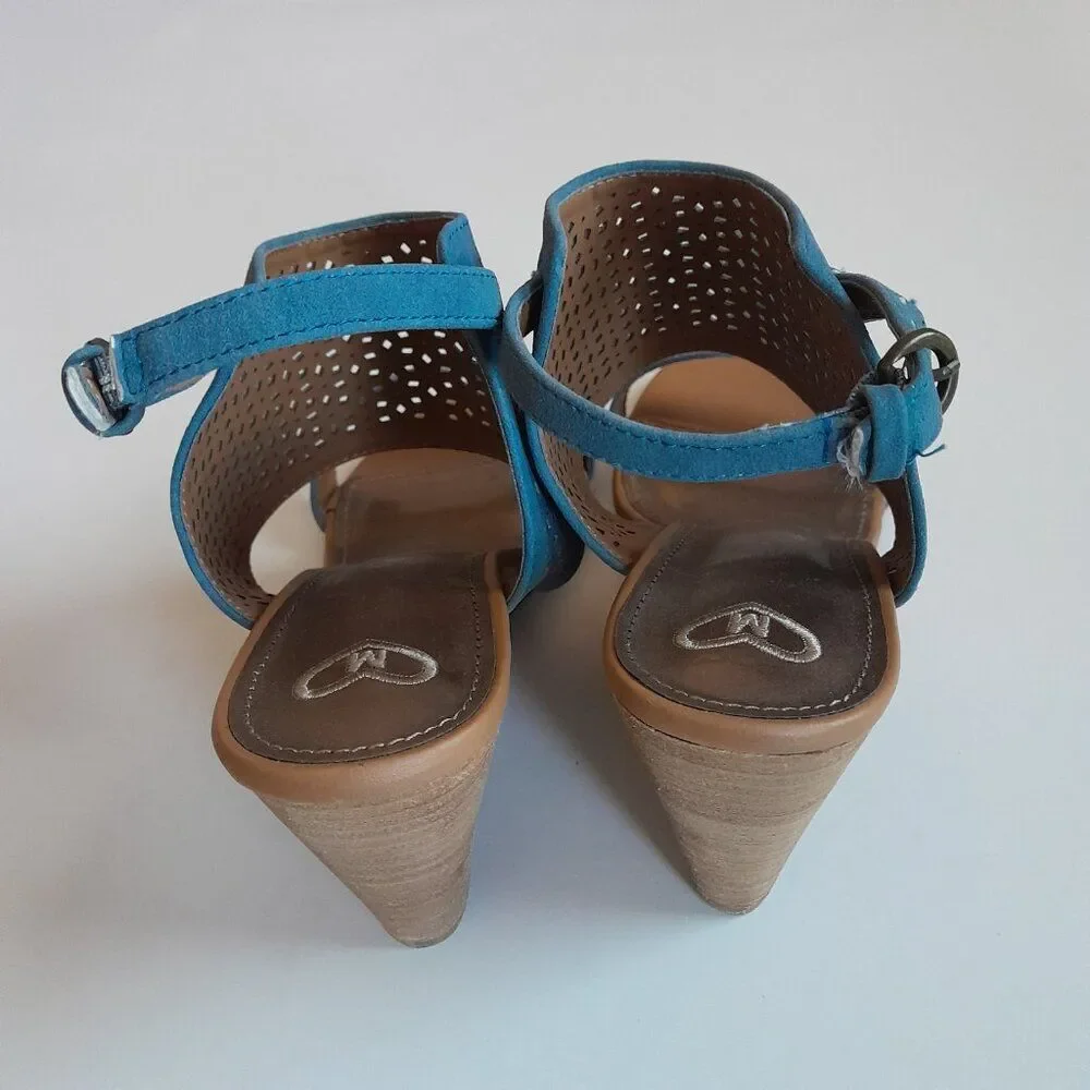 Madeline Women’s shoes, Color Blue open toe sandals. Size 8M